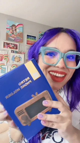 Influencer mostrando un estuche de Sharpie